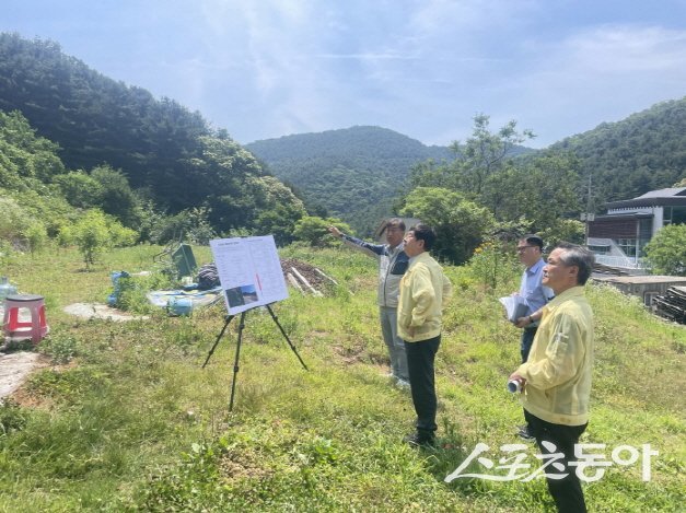 김진기 파주시 부시장이 21일 여름철 풍수해 대비 사전에 산사태 취약지역을 점검하고 있다. 사진제공ㅣ파주시