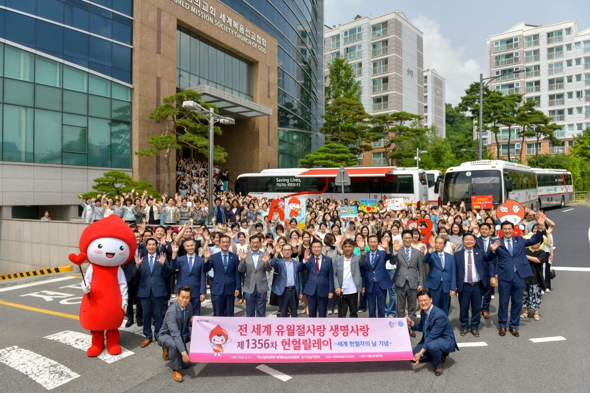 성남 분당의 ‘하나님의 교회 새예루살렘 판교성전’에서 24일 ‘전 세계 유월절사랑 생명사랑 제1356차헌혈릴레이’가 펼쳐졌다. 교회 신자와 이웃, 지인 등 약 500명이 동참해 하절기 혈액수급난 해소에 힘을 보탰다. (사진제공=하나님의교회 세계복음선교협회)