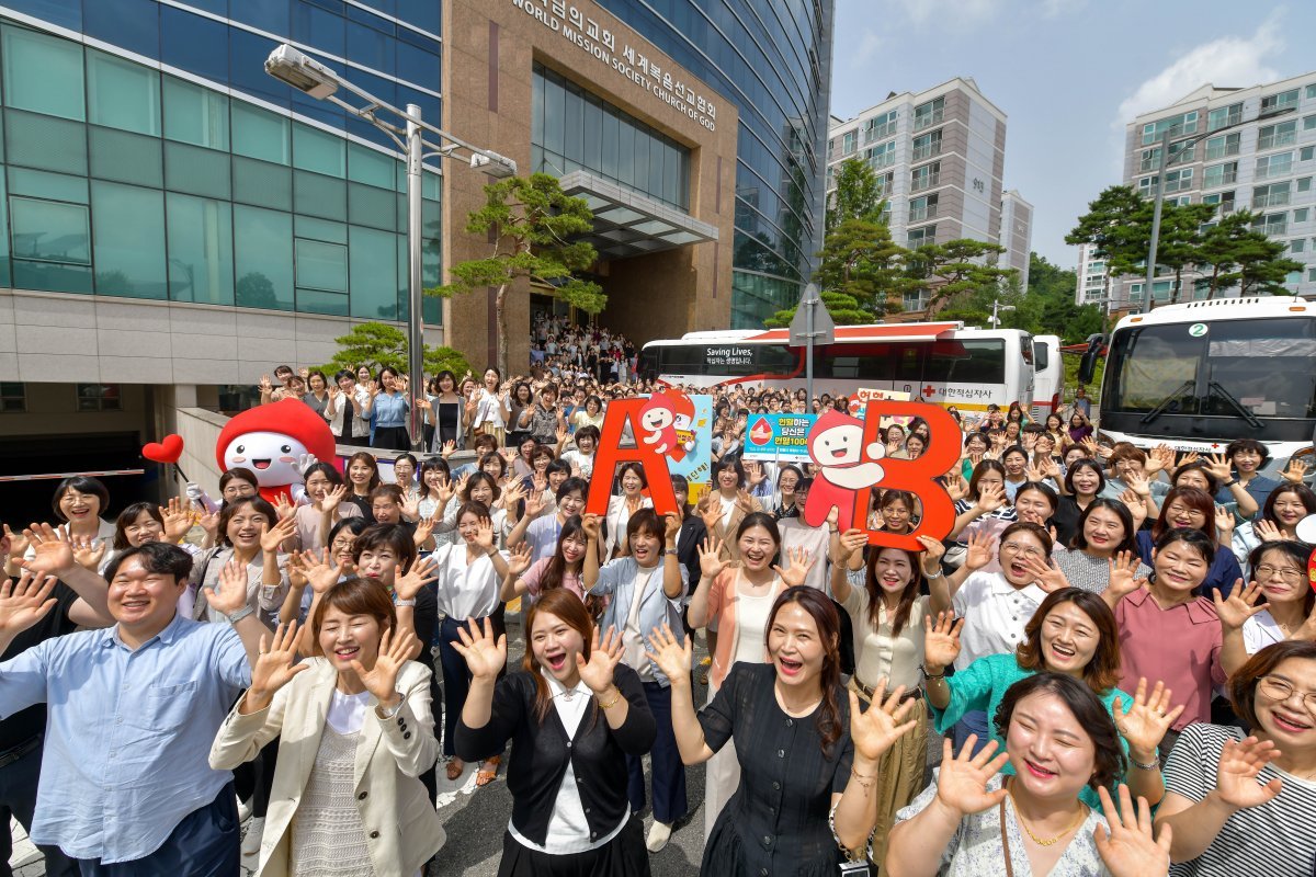 새예루살렘 판교성전에서 열린 헌혈행사 참가자들이 이웃들의 건강한 삶을 응원하며 밝게 웃고 있다.  (사진제공=하나님의교회 세계복음선교협회)