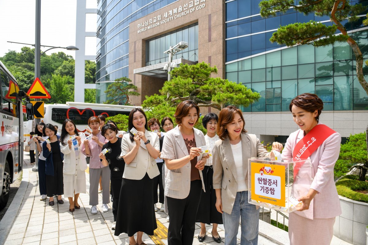 채혈이 끝난 참여자들이 줄지어 헌혈증을 기부하고 있다.  (사진제공=하나님의교회 세계복음선교협회)