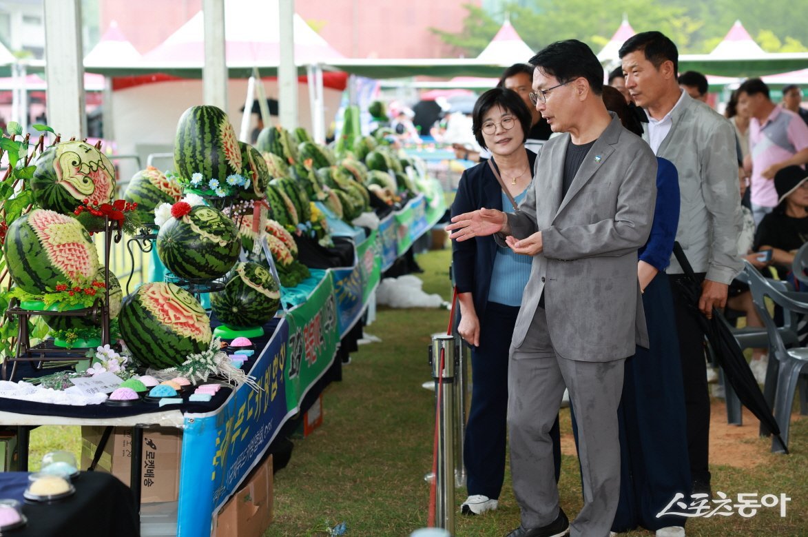 제21회 고창 복분자·수박축제 장소를 둘러보고 있는 심덕섭 고창군수. 사진제공=고창군