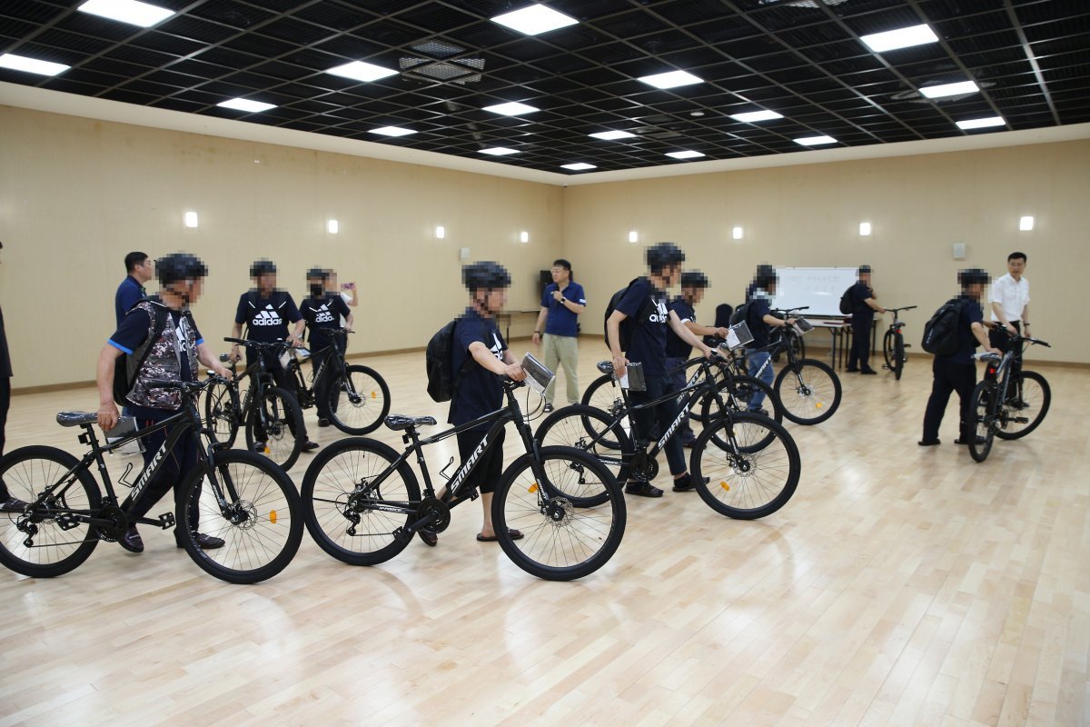 서울올림픽파크텔에서 열린 ‘희망길벗 중독재활·치유 힐링 캠프’ 참가자들이 체육활동을 실시하고 있다          사진제공｜국민체육진흥공단