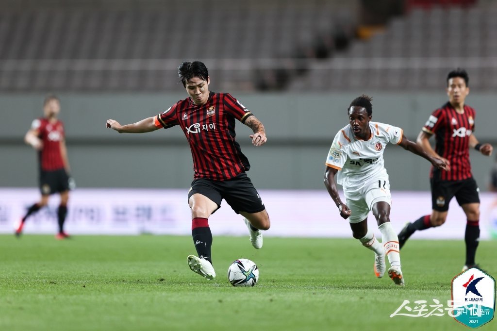 서울 수비수 황현수(앞). 사진제공 | 한국프로축구연맹