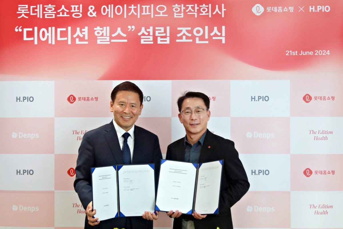 김재겸 롯데홈쇼핑 대표(오른쪽)와 민택근 에이치피오 대표. 사진제공｜롯데홈쇼핑