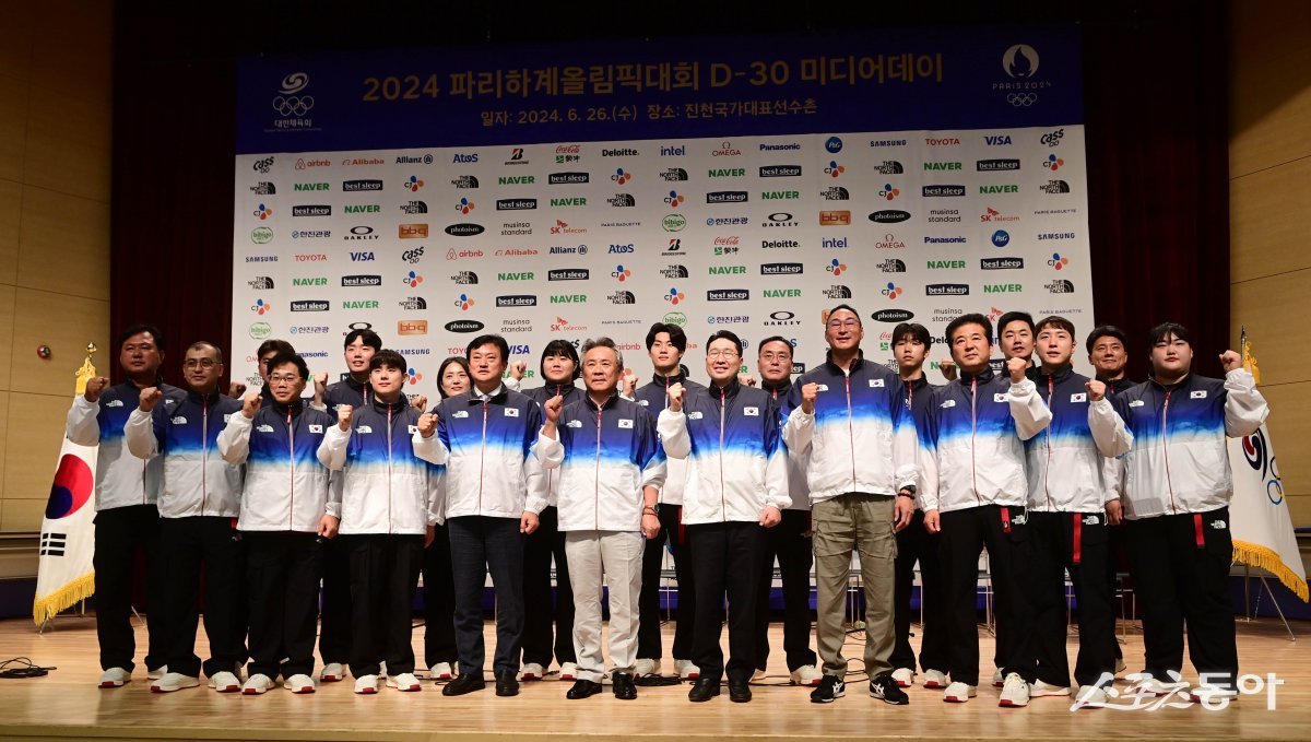 26일 충북 진천국가대표선수촌에서 열린 ‘2024파리하계올림픽대회 D-30 미디어데이’에 참석한 대한체육회 이기흥 회장, 정강선 선수단장, 장재근 선수촌장이 8개 종목 대표선수들, 감독들과 선전을 다짐하고 있다. 진천｜주현희 기자 teth1147@donga.com