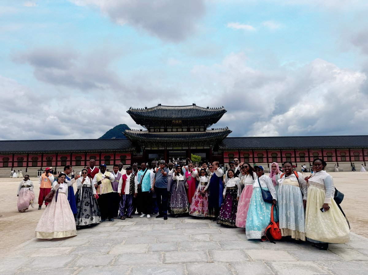 케냐 바스코 페인츠 임직원이 6월23일 서울 경복궁에서 한복 체험을 하고 있다                     사진제공｜한국관광공사