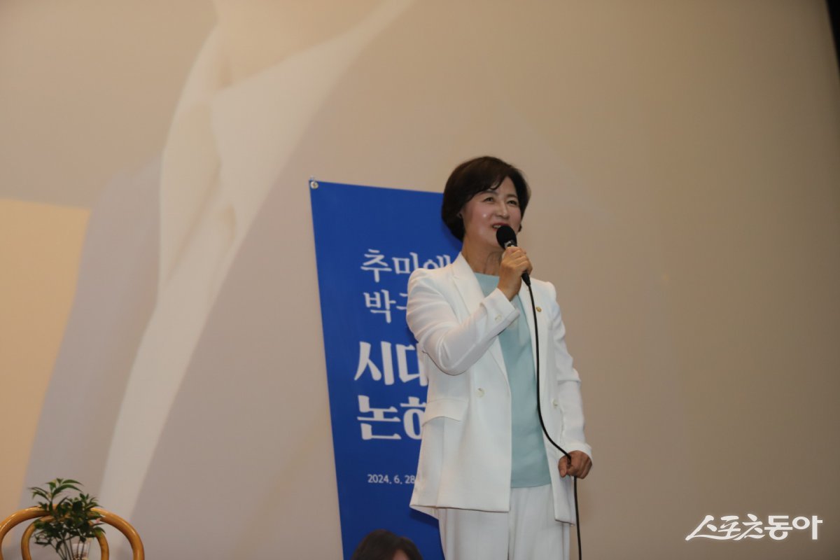 추미애 국회의원이 지난 6월28일 광주광역시 동구 광주극장에서 ‘시대를 논하다’를 주제로 시민 소통 토크쇼를 진행하고 있다. 사진제공=박이로 기자