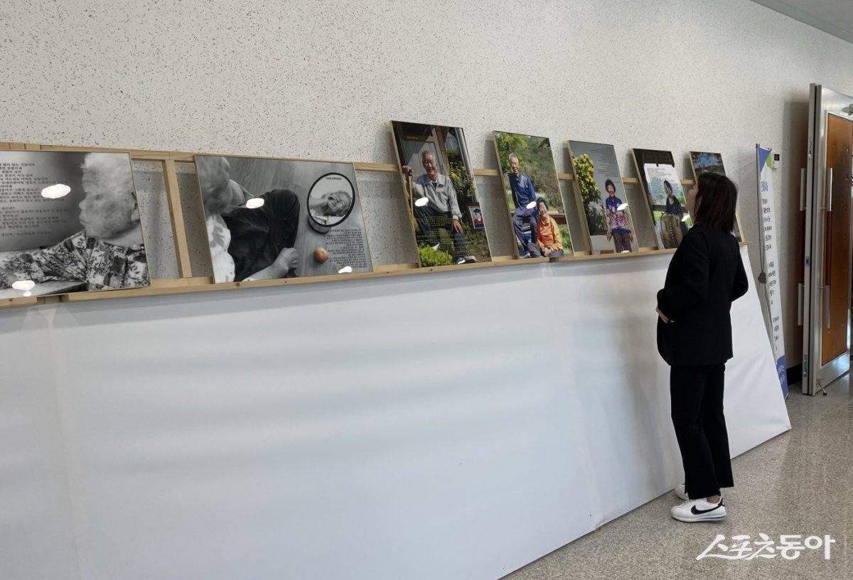 문화600 인생한컷 전시를 관람하고 있는 보성군 노동면 주민들. 사진제공=보성군