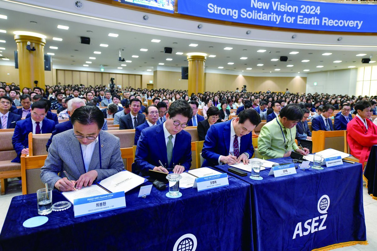 각계 인사들이 전 세계 ‘지구환경 복원 프로젝트’ 이행을 위한 ASEZ 지지서명서에 서명하고 있다. 오른쪽부터 송칸 루앙무닌턴 주한 라오스대사. 하나님의 교회 총회장 김주철 목사, 조명래 전 환경부 장관, 대한민국 시군자치구의회 의장협의회 최봉환 회장. (사진제공 ｜ 하나님의교회 세계복음선교협회)