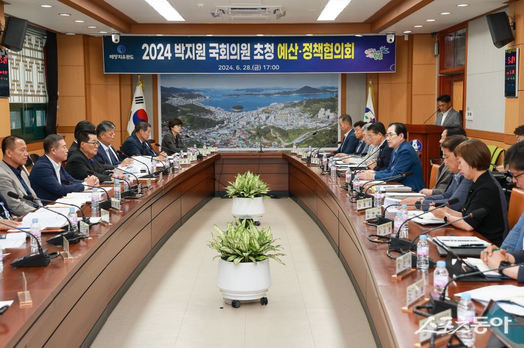 완도군이 최근 군청 상황실에서 해남·완도·진도 지역구 박지원 국회의원을 초청하여 현안 사업 논의를 위한 ‘예산·정책 협의회’를 개최했다. 사진제공=완도군