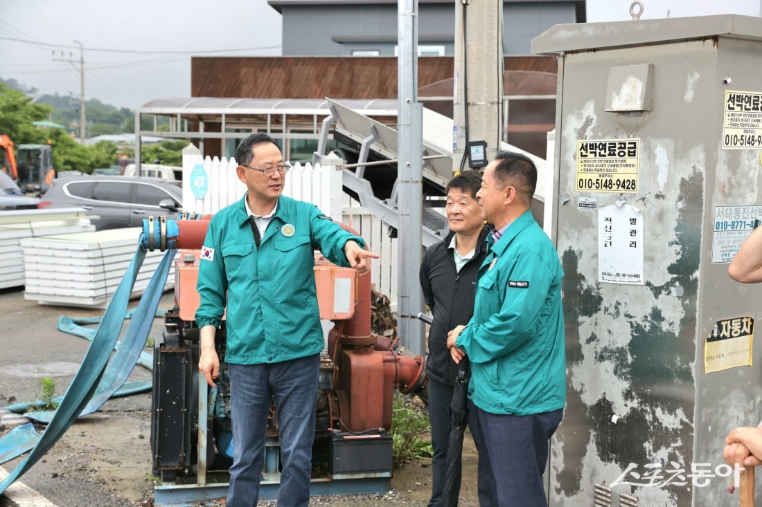 명현관 해남군수가 지난 6월 30일 문내면 선두리 배수펌프장을 방문해 장마철 집중호우 현장점검을 실시했다. 사진제공=해남군