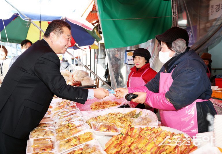 파주페이 발행 확대하고 지역경제활성화하는 김경일 파주시장(윈쪽) 사진제공ㅣ파주시