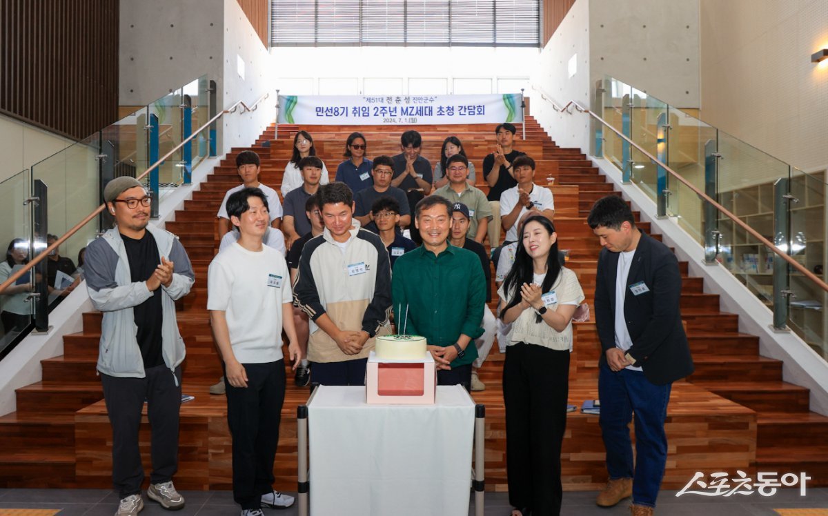 전춘성 진안군수가 1일 민선 8기 취임 2주년을 맞아 MZ세대 청년들을 만나 다양한 의견을 청취했다. 사진제공=진안군