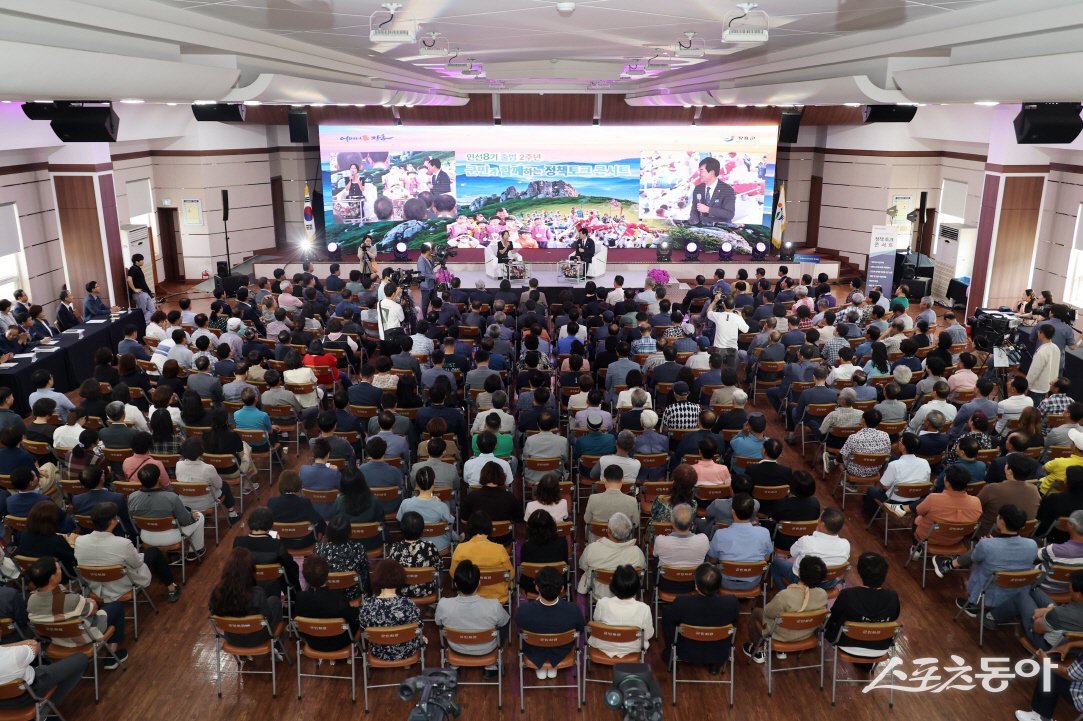 김성 장흥군수가 3일 민선 8기 취임 2주년을 맞아 군민회관 대회의실에서 ‘군민과 함께하는 정책 토크 콘서트’를 개최했다. 사진제공=장흥군