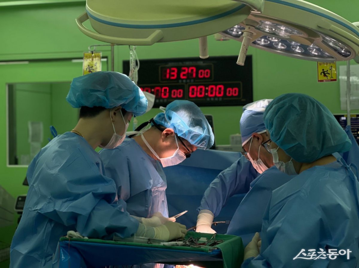 김건국 부산 온종합병원 소화기암수술센터장이 수술하고 있는 모습. (사진제공=온종합병원)