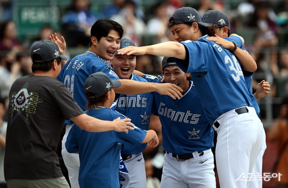 6일 인천 SSG랜더스필드에서 ‘2024 신한 SOL Bank KBO 올스타전’ 경기가 열린다. 경기에 앞서 썸머레이스에서 우승한 롯데가 기뻐하고 있다. 인천｜김민성 기자 marineboy@donga.com