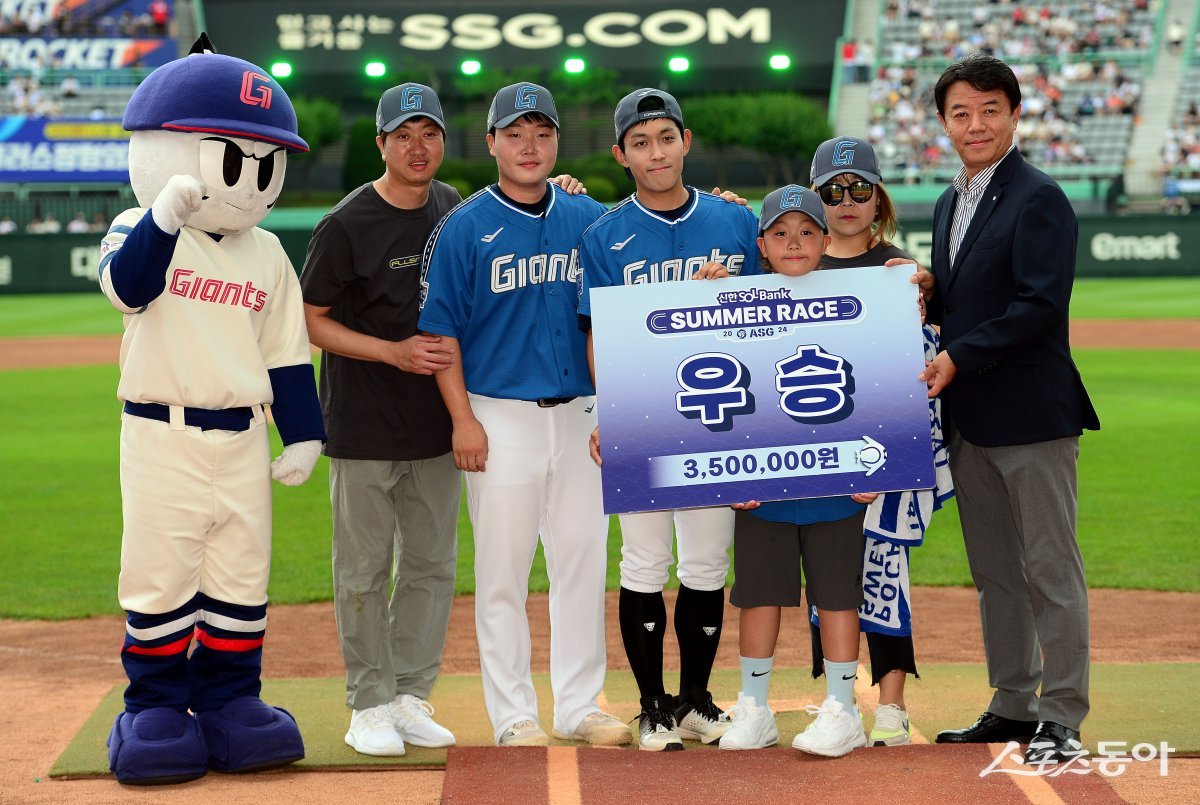 6일 인천 SSG랜더스필드에서 ‘2024 신한 SOL Bank KBO 올스타전’ 경기가 열린다. 경기에 앞서 썸머레이스에서 우승한 롯데가 기념촬영을 하고 있다. 인천｜김민성 기자 marineboy@donga.com