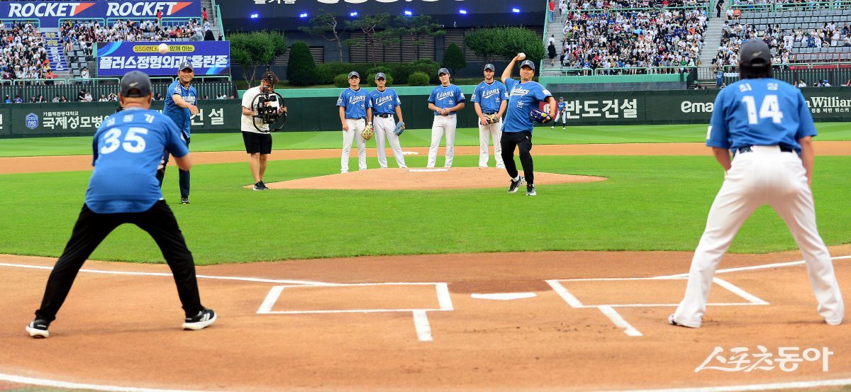 ‘인천 야구의 역사’ 김동기, 김경기, 정민태와 SSG 최정이 16년 만에 인천에서 펼쳐진 KBO 올스타전의 시구·시포자로 나섰다. 인천｜김민성 기자 marineboy@donga.com