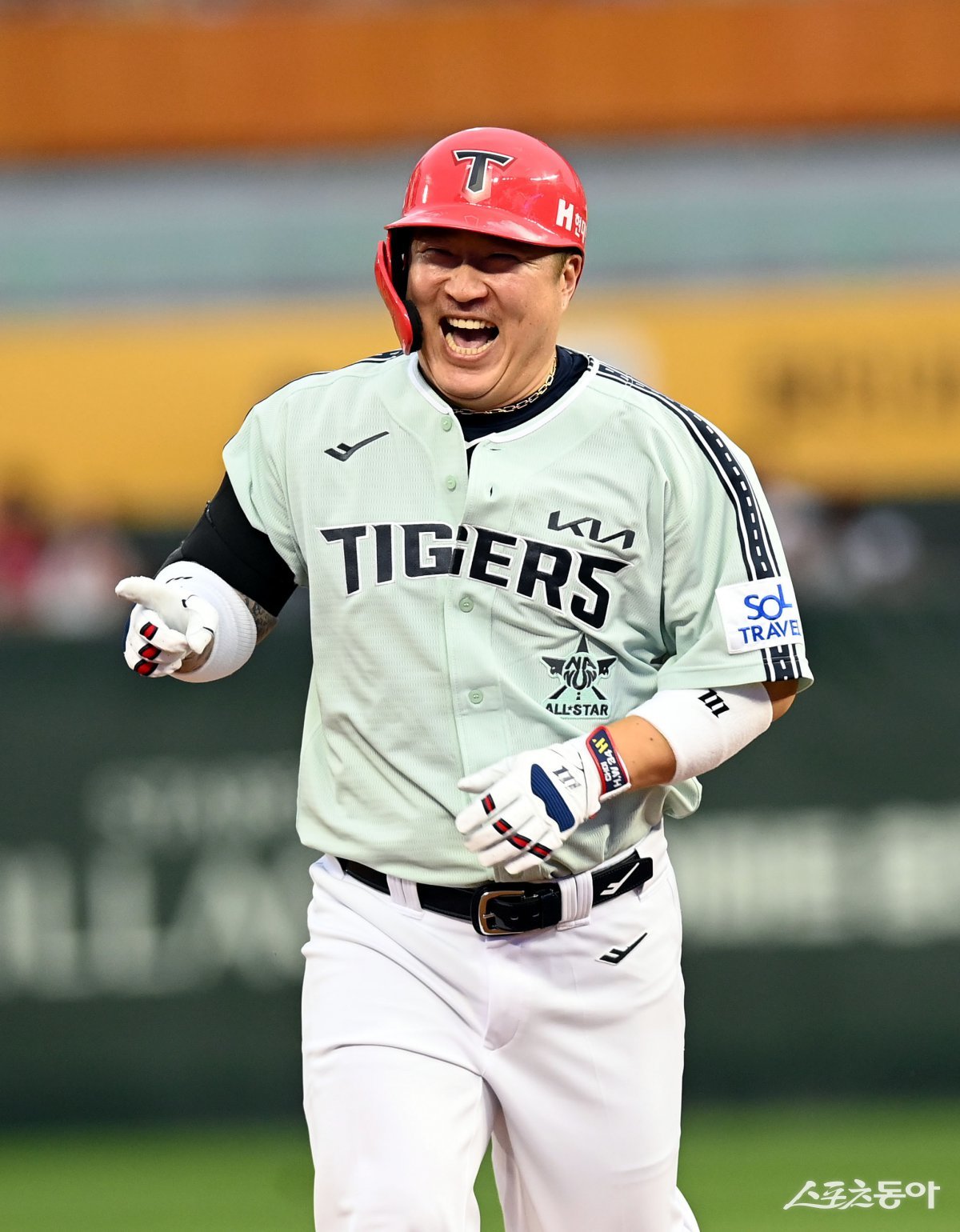 6일 인천SSG랜더스필드에서 펼쳐진 KBO 올스타전에서 KIA 최형우가 2회초 선제 솔로홈런을 친 뒤 환호하고 있다. 인천｜김민성 기자 marineboy@donga.com