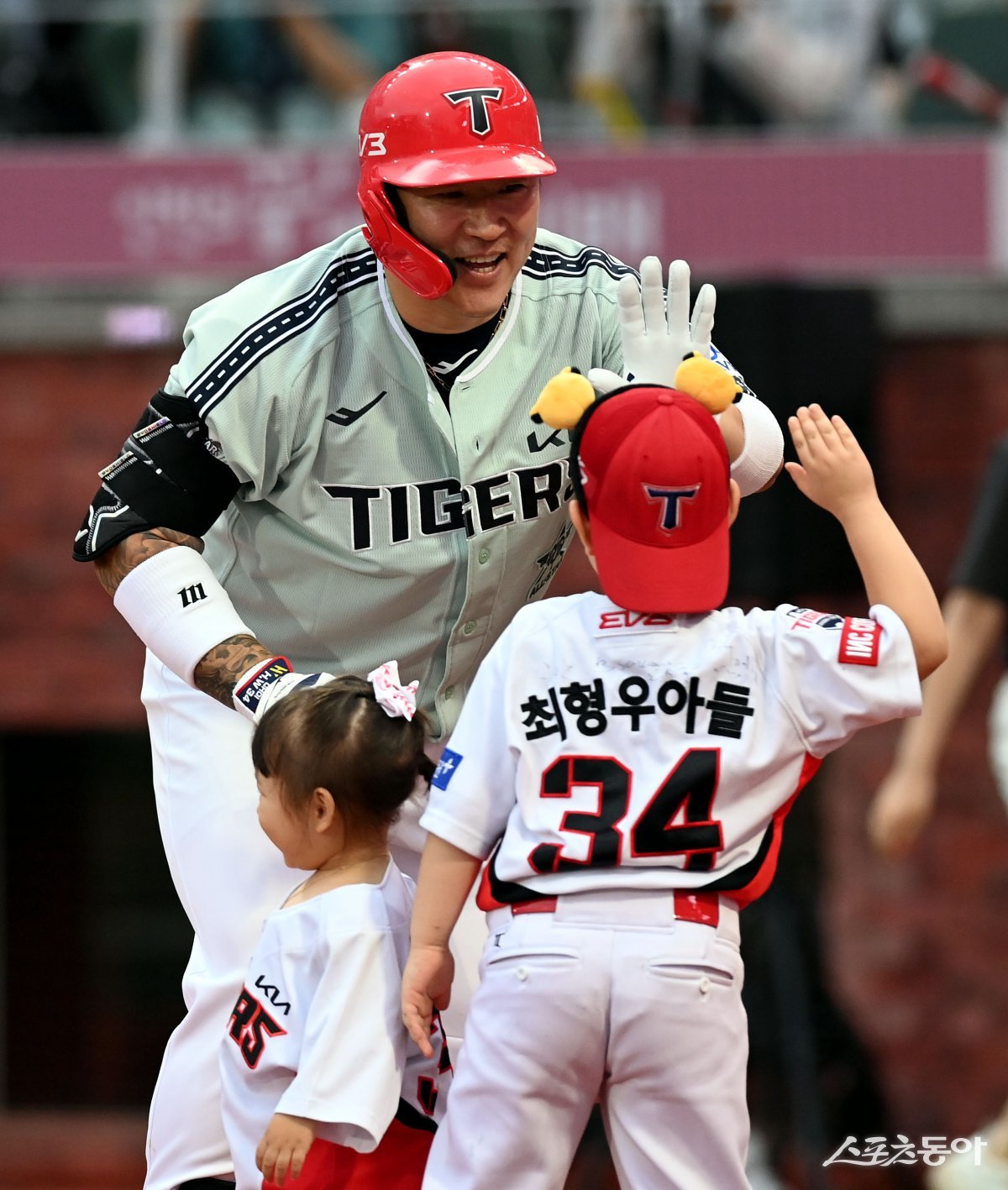 KIA 최형우가 6일 인천SSG랜더스필드에서 펼쳐진 KBO 올스타전에서 4타수 3안타 1홈런 2타점으로 최우수선수(MVP)에 선정됐다. 2회초 선제 솔로홈런을 치고 자녀와 기쁨을 나누는 최형우. 인천｜김민성 기자 marineboy@donga.com