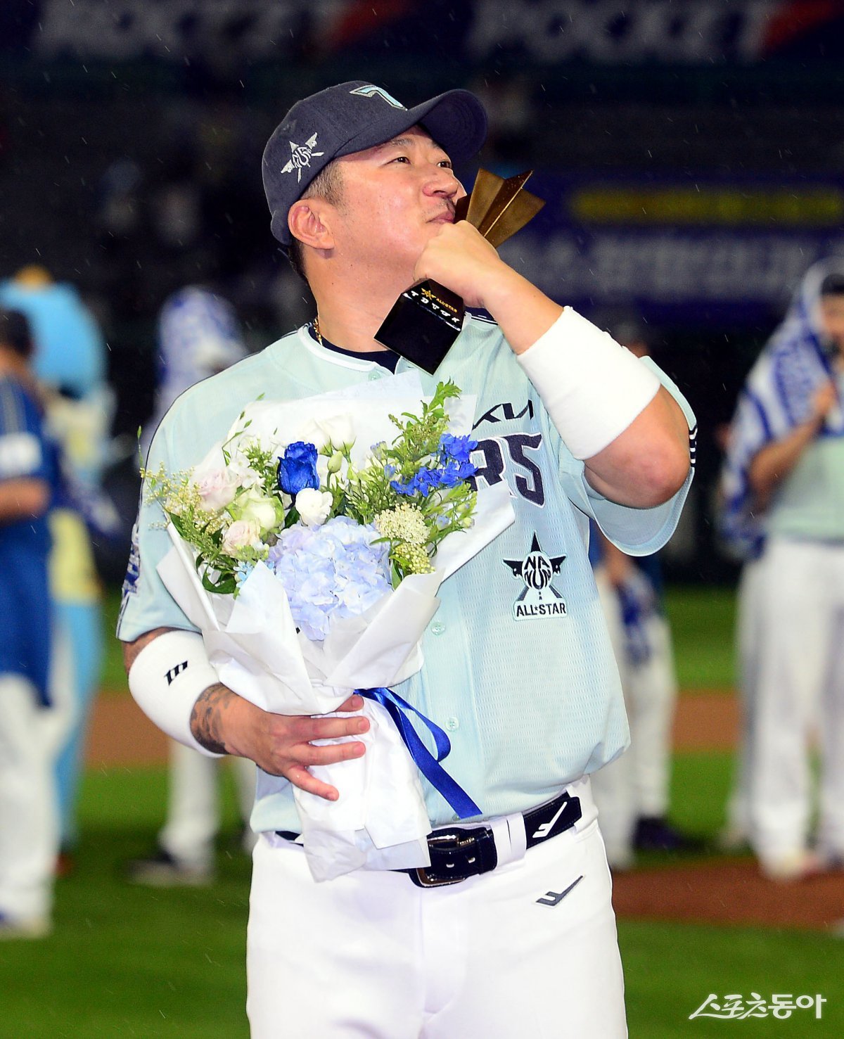 KIA 최형우가 6일 인천SSG랜더스필드에서 펼쳐진 KBO 올스타전에서 4타수 3안타 1홈런 2타점으로 최우수선수(MVP)에 선정됐다. 경기 후 시상식에서 트로피에 입맞춤하는 최형우. 인천｜김민성 기자 marineboy@donga.com