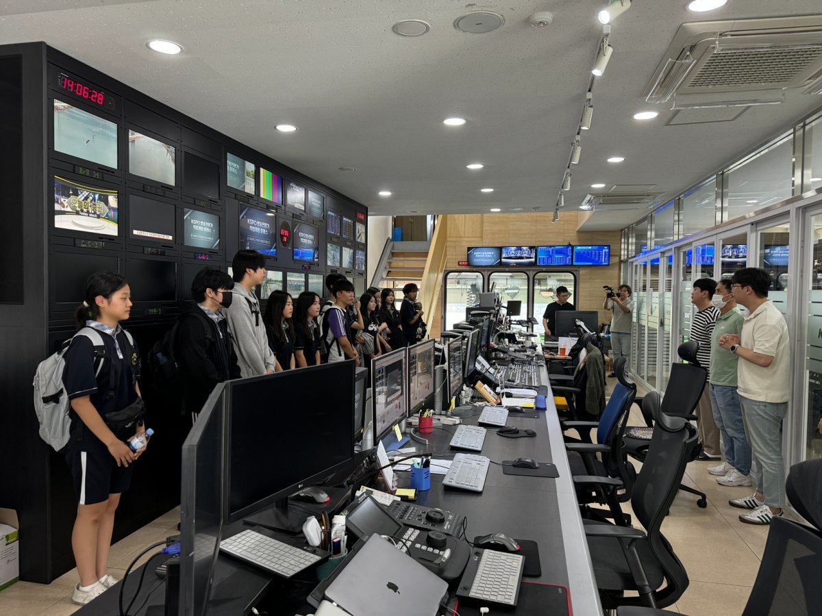 6월 28일 하남 미사리 경정장 방송실에서 은가람 중학교 학생들이 방송 제작에 대한 설명을 듣고 있다. 사진제공|국민체육진흥공단