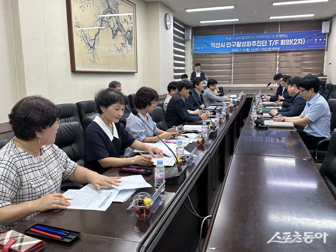 익산시가 8일 시청 회의실에서 원광대학교와 글로컬대학30 본지정을 위한 회의를 개최했다. 사진제공=익산시