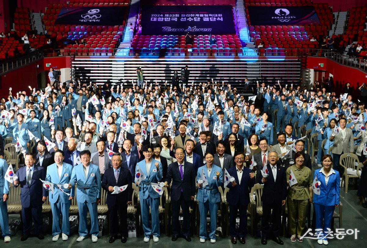 9일 서울 올림픽공원 올림픽홀에서 열린 ‘2024 제33회 파리하계올림픽대회 대한민국 선수단 결단식’에서 한덕수 총리, 유인촌 문화체육관광부 장관, 이기흥 대한체육회 회장, 정강선 선수단장을 비롯한 선수단 대표와 각 종목 선수들이 기념 촬영을 하고 있다.주현희 기자 teth1147@donga.com