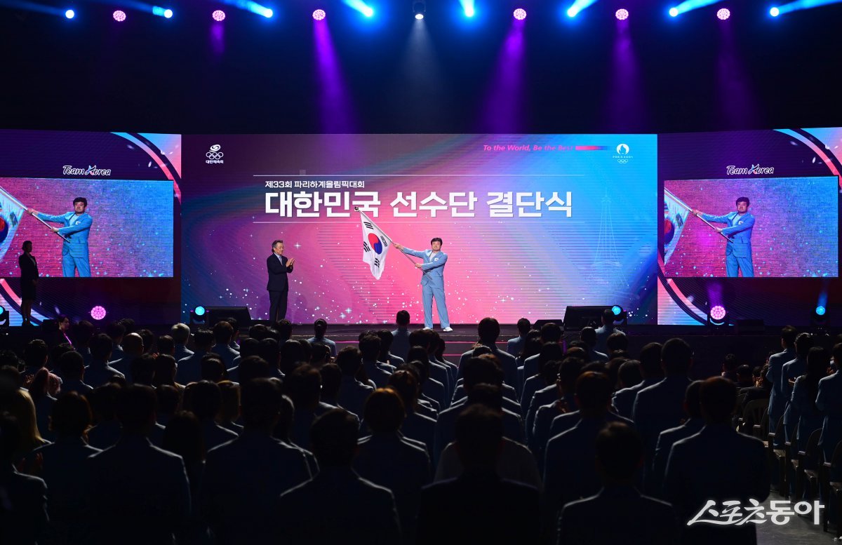 9일 서울 올림픽공원 올림픽홀에서 열린 ‘2024 제33회 파리하계올림픽대회 대한민국 선수단 결단식’에서 정강선 선수단장이 단기를 흔들고 있다. 주현희 기자 teth1147@donga.com