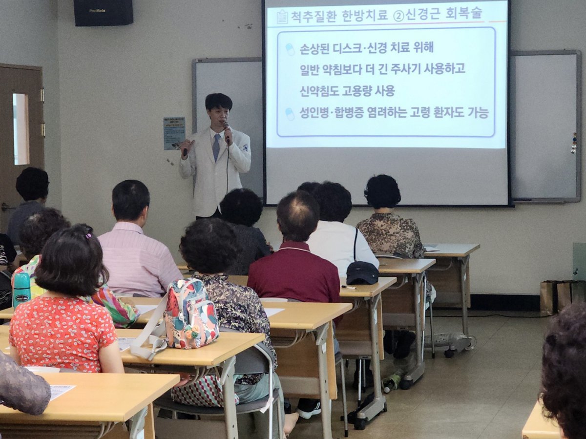 청주자생한방병원 최우성 병원장이 치료법을 소개하고 있다                  사진제공｜자생한방병원