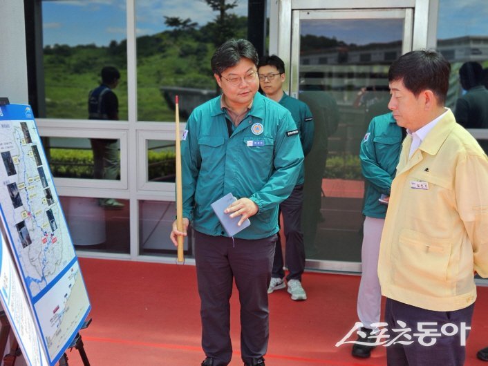 김진기 파주시 부시장(오른쪽)이 10일 여름철 임진강 유역의 주요시설인 군남댐, 비룡대교, 행락객 위험지역에 대한 현장점검을 하고 있다. 사진제공ㅣ파주시