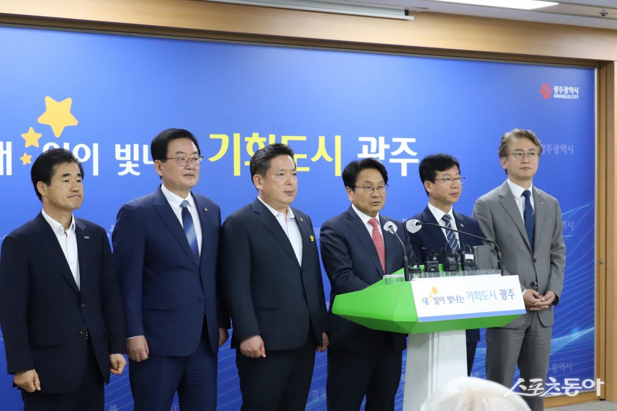 강기정 광주광역시장이 5개 구청장과 함께 11일 오전 시청 5층 브리핑실에서 자원회수시설 입지선정위원회 결과 및 향후 자원회수시설 추진방향에 대해 발표하고 있다. 사진제공=박성화 기자