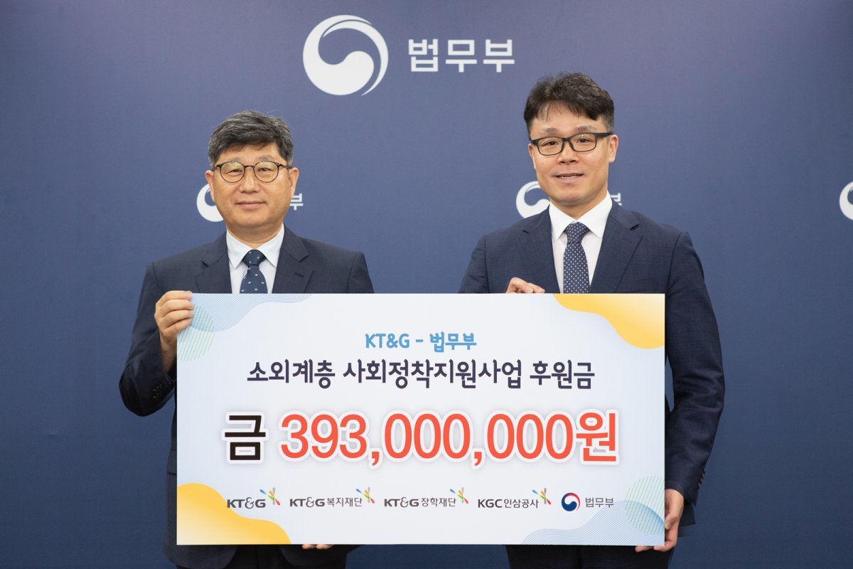 김승택 KT&G 지속경영본부장(오른쪽)과 윤웅장 법무부 범죄예방정책국장.  사진제공 ｜ KT&G