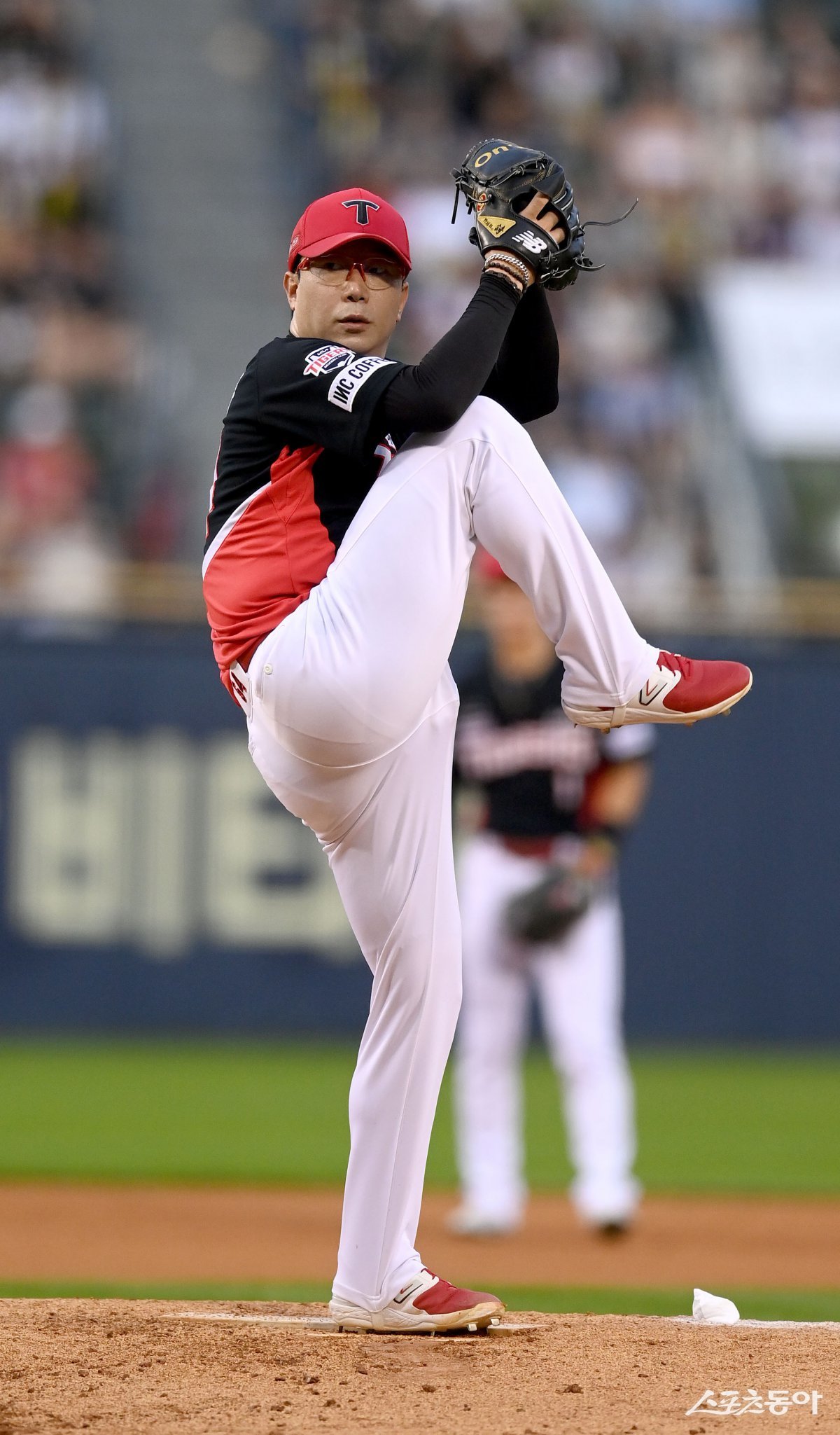 10일 서울 잠실야구장에서 ‘2024 신한은행 SOL뱅크 KBO리그’ KIA 타이거즈와 LG 트윈스 경기가 열렸다. 선발 투수로 등판한 KIA 양현종이 역투하고 있다. 잠실｜김종원 기자 won@donga.com