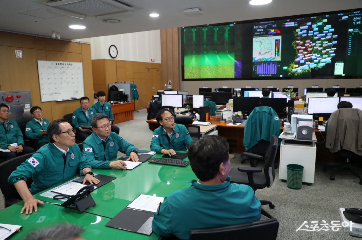 이병호 한국농어촌공사 사장이 11일 집중호우에 따른 농업기반시설 현황과 신속한 피해 대응 태세를 당부했다. 사진제공=한국농어촌공사