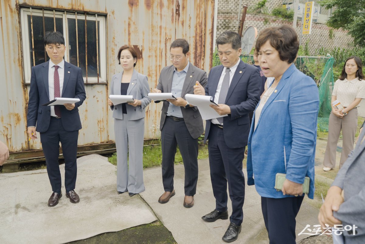 자치행정위원회는 지난 9일 진접읍에 위치한 사업현장을 점검하고 있다. 이정애 부의장(오른쪽 두번째) 사진제공ㅣ남양주시의회