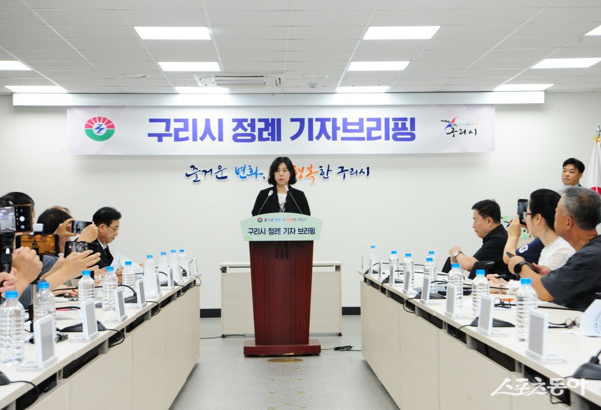 조명아 환경관리사업소장이 11일 시청 종합상황실에서 브리핑을 하고 있다. 사진제공ㅣ구리시