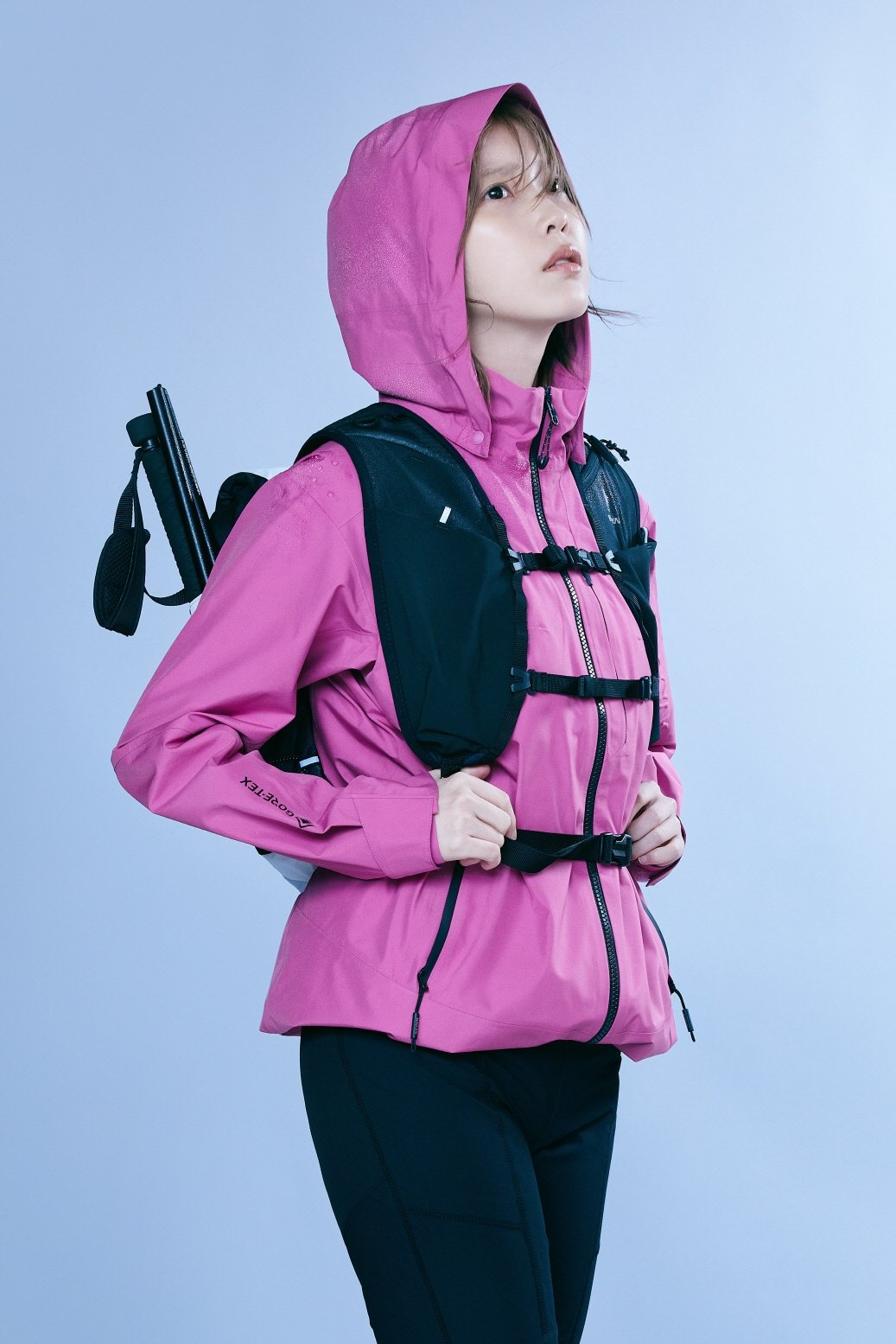 브랜드 모델 아이유가 우중 산행 컨셉으로 착용해 눈길을 끈 ‘다나스 GTX 자켓’