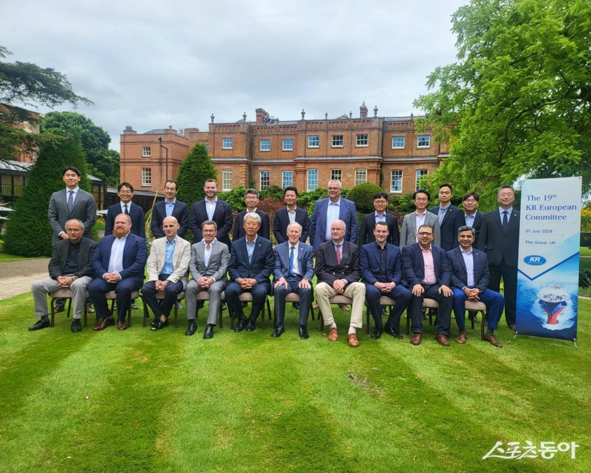 영국 런던에서 개최된 제19차 유럽위원회에서 이형철 회장(앞줄 왼쪽 다섯 번째)이 유럽위원회 회원과 기념촬영을 하고 있다. (사진제공=한국선급)