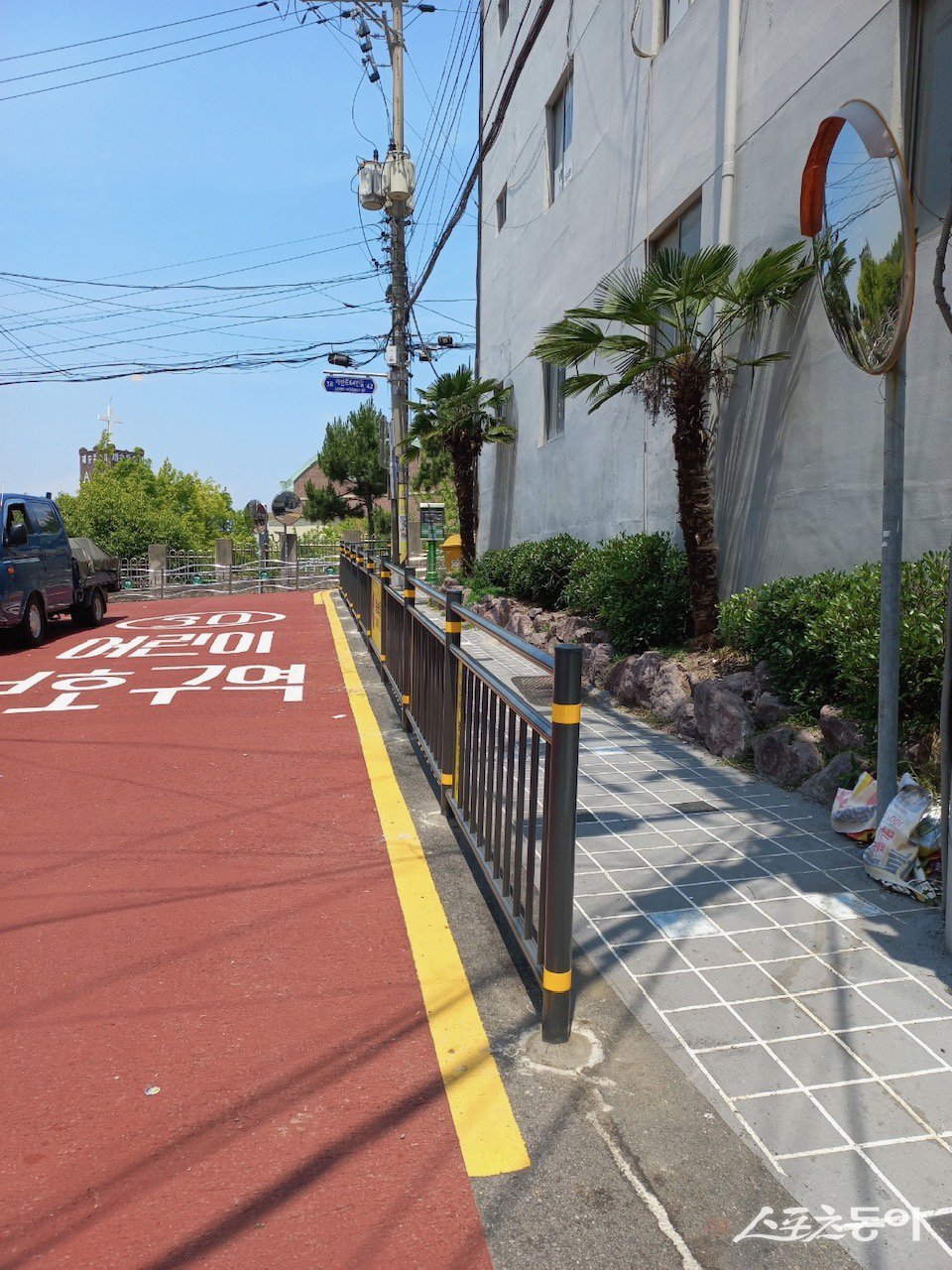 부산 해운대구가 통학로 종합안전강화사업을 완료한 가운데 차량 방호 울타리가 설치된 재송초 모습. (사진제공=부산 해운대구)