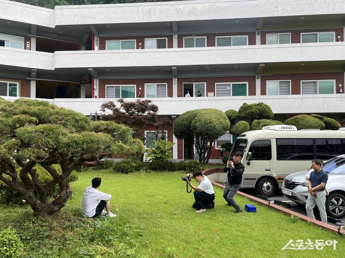 부산시설공단 본사 기획홍보실 직원들이 본사 인근 재활원 취약계층을 찾아 사진 촬영 봉사를 진행하고 있다. (사진제공=부산시설공단)