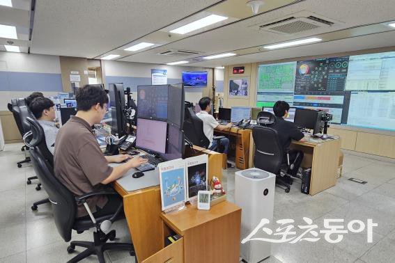 부산사이버침해대응센터에서 관계자들이 업무를 하고 있다. (사진제공=부산시)