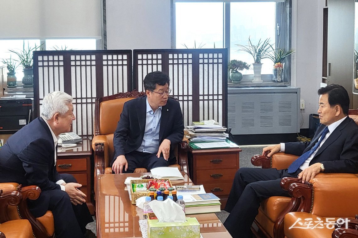 황인홍 무주군수가 지난 11일 2025년도 국가예산확보를 위해 국회를 방문했다. 사진제공=무주군