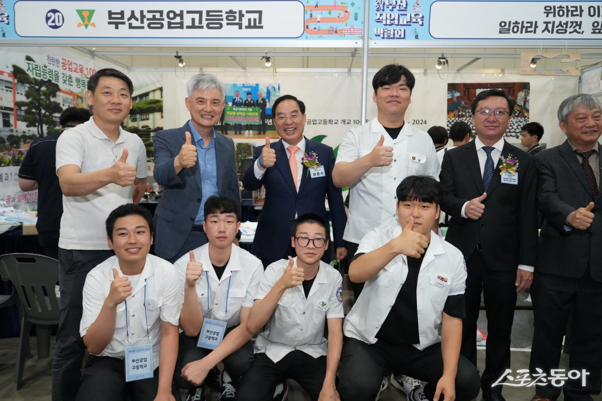 하윤수 교육감(뒷줄 왼쪽 세 번째)이 개막식을 직접 찾아 학교 부스들을 직접 관람한 뒤 관계자들과 기념촬영을 하고 있다. (사진제공=부산시교육청)