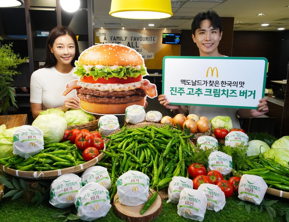 맥도날드가 ‘한국의 맛’ 프로젝트를 4년째 이어가며, 지역 경제 활성화를 실천하고 있다. ‘진주 고추 크림치즈 버거’를 소개하고 있는 모델들. 사진제공｜맥도날드