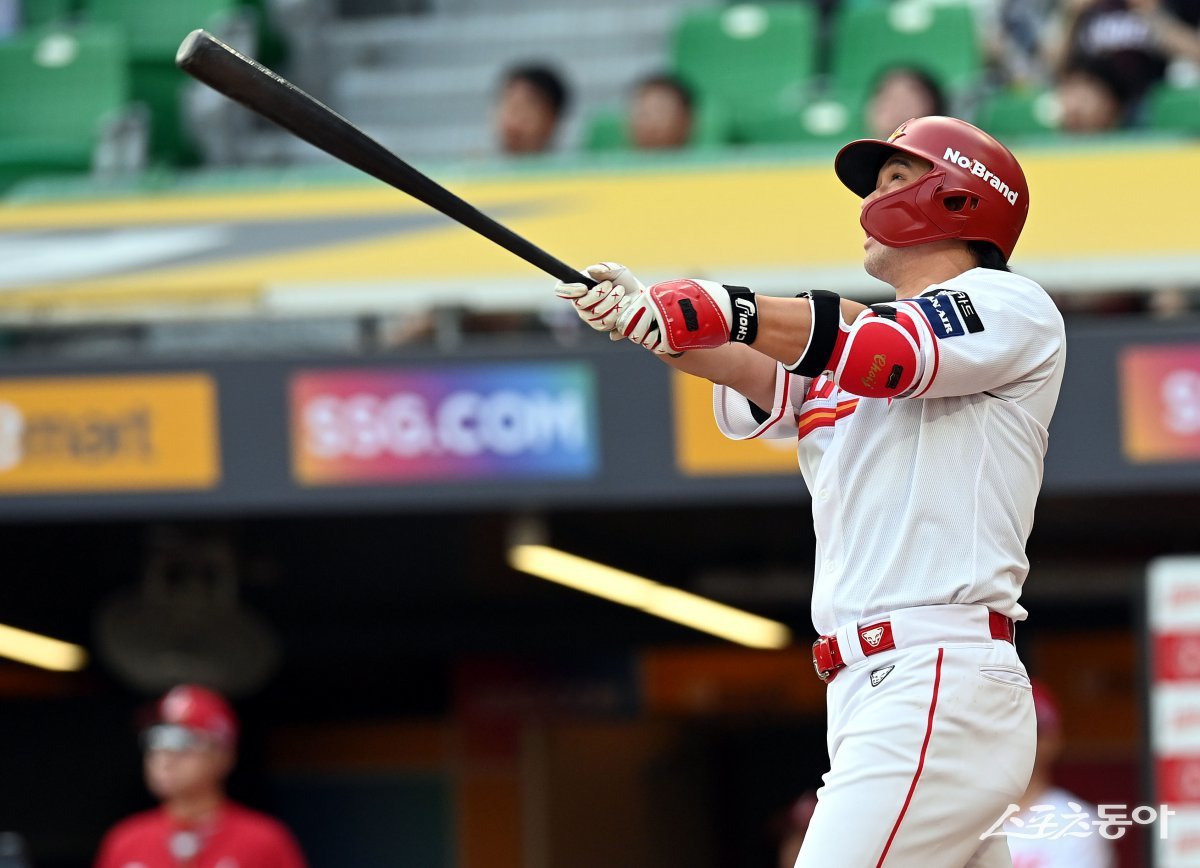 SSG 최정이 11일 인천 롯데전 1회말 1사 1루에서 중월 2점홈런을 쏘아 올리고 있다. 인천|김민성 기자 marineboy@donga.com