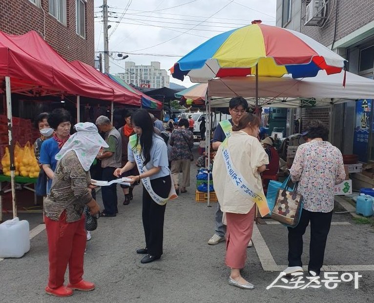 한국농어촌공사 해남완도지사가 농지이양 은퇴직불제 홍보를 하고 있는 모습. 사진제공=한국농어촌공사 해남완도지사