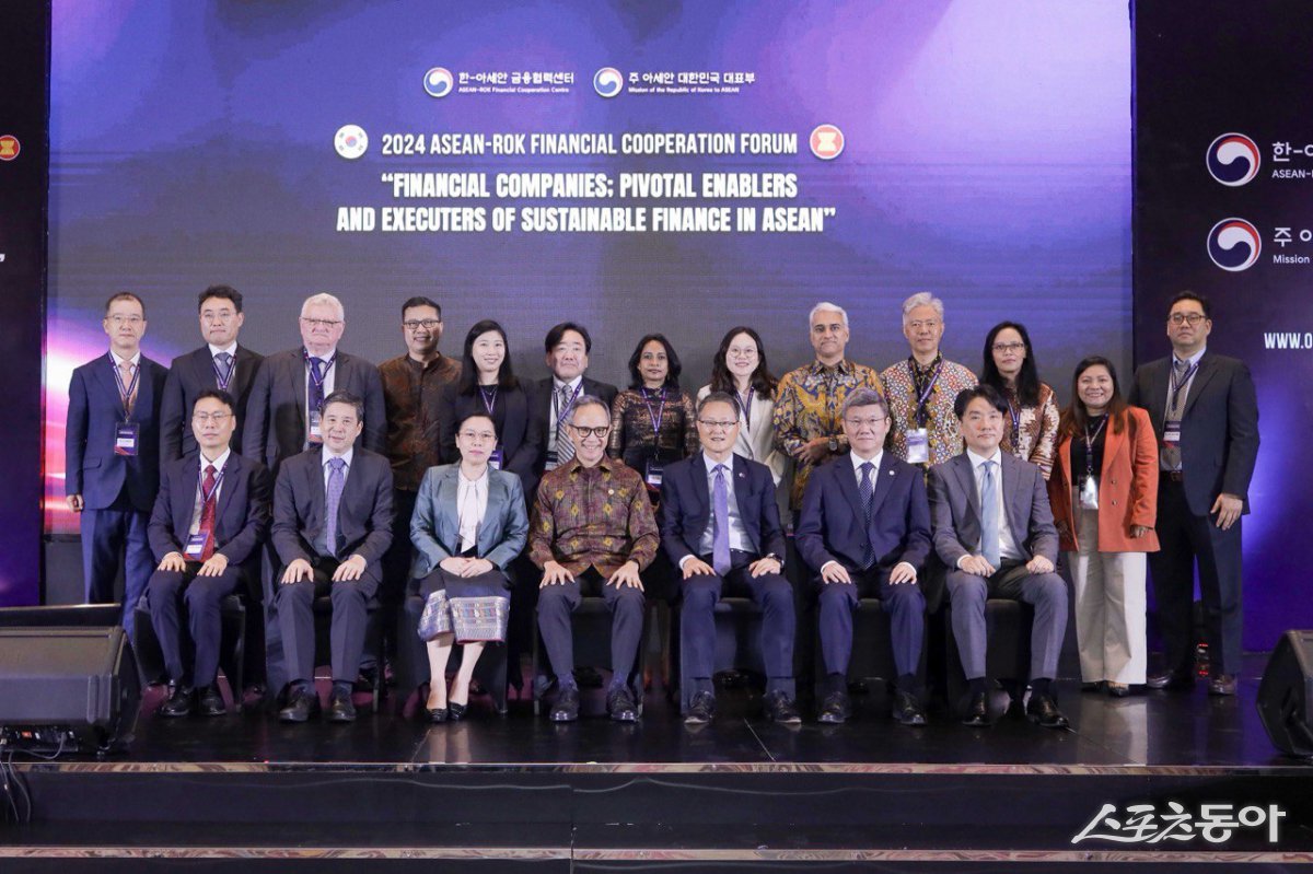 기술보증기금이 인도네시아 자카르타에서 열린 ’2024 한-아세안 금융협력포럼‘에 참석한 가운데 관계자들이 기념촬영을 하고 있다. (사진제공=기술보증기금)