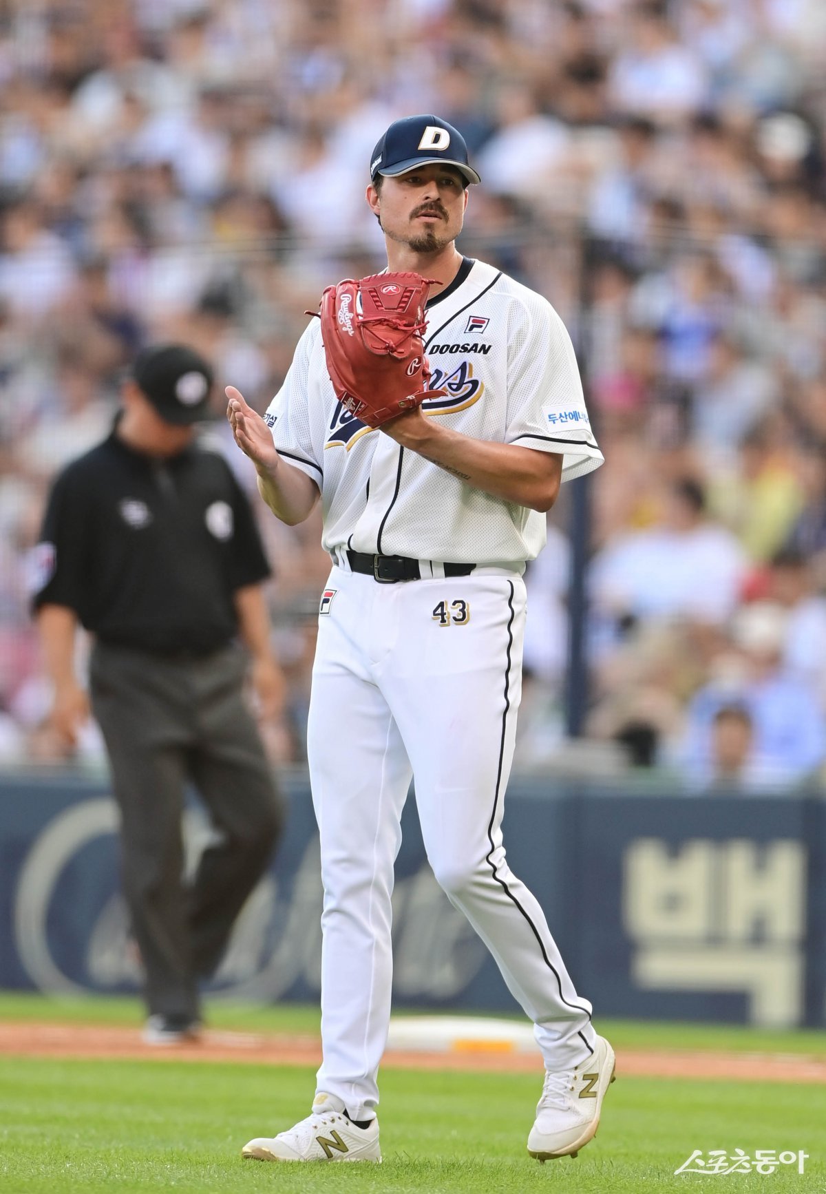 14일 서울 잠실야구장에서 열린 ‘2024 신한 SOL 뱅크 KBO리그’ 삼성 라이온즈와 두산 베어스의 경기에서 4회초 무실점으로 수비를 마친 두산 선발 투수 발라조빅이 손뼉을 치고 있다. 잠실 ｜ 주현희 기자 teth1147@donga.com