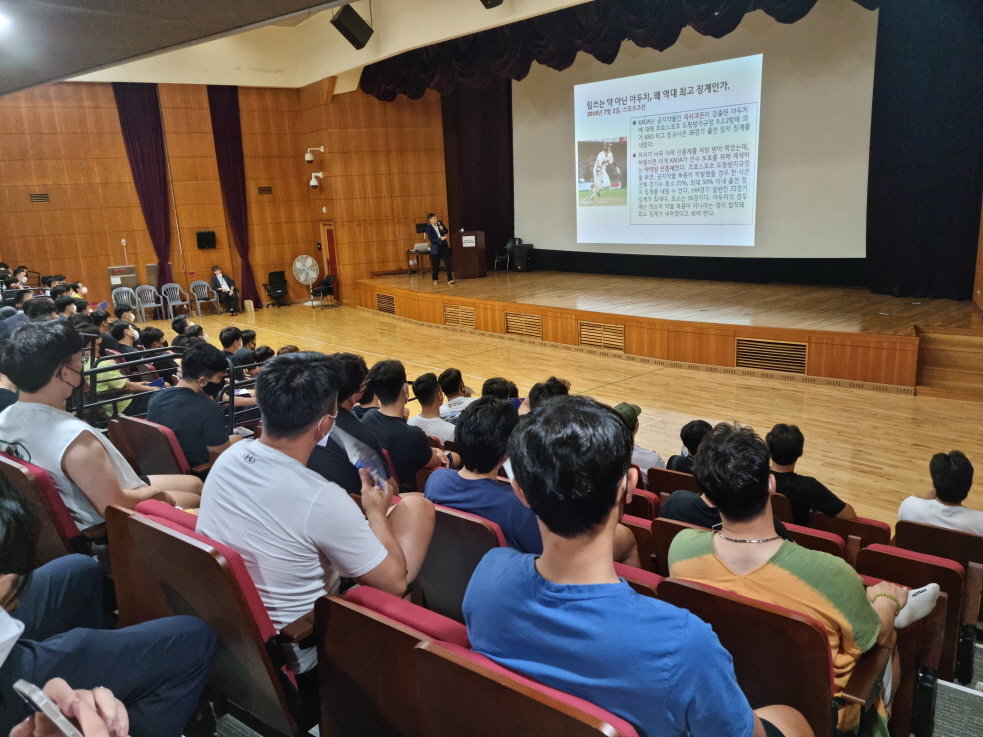 경륜 선수들이 금지약물 복용 예방 교육을 수강하고 있다                                                    사진제공｜국민체육진흥공단